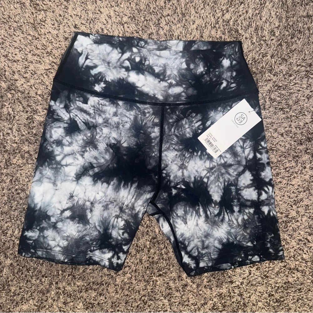 Tie-Dye High-Waist Bike Shorts in Black & White